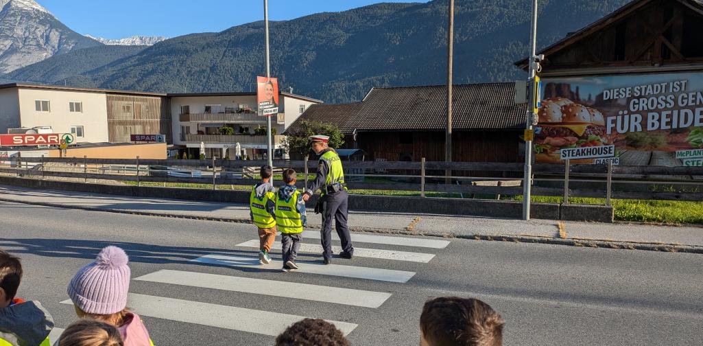 Kinder bei der Straßenüberquerung
