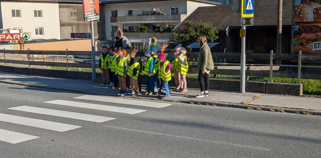 1. Klasse vor dem Zebrastreifen