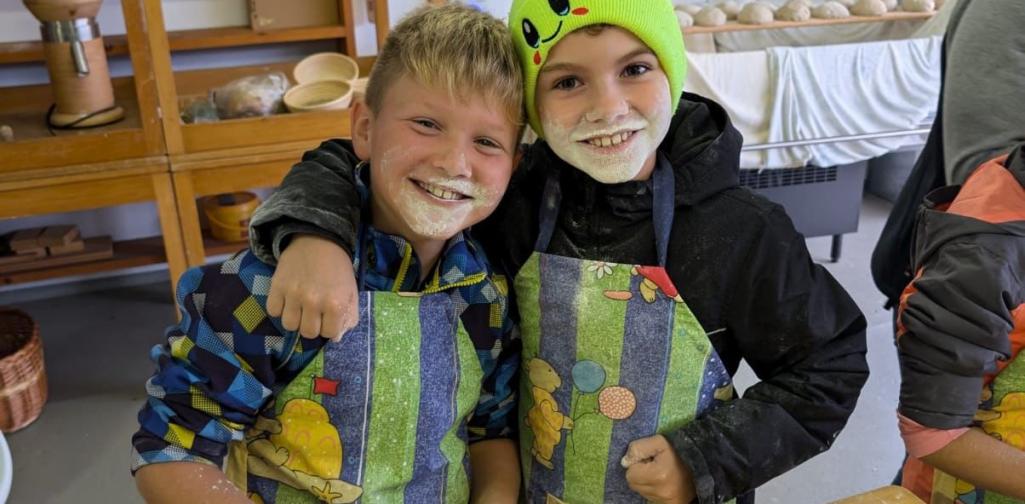 3. Klasse beim Brot backen in Hatting