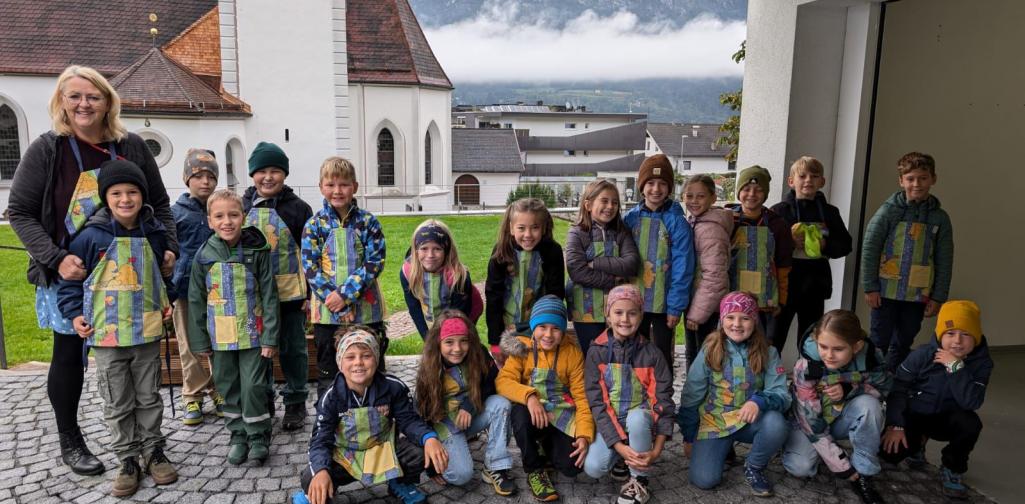 3. Klasse beim Brot backen in Hatting