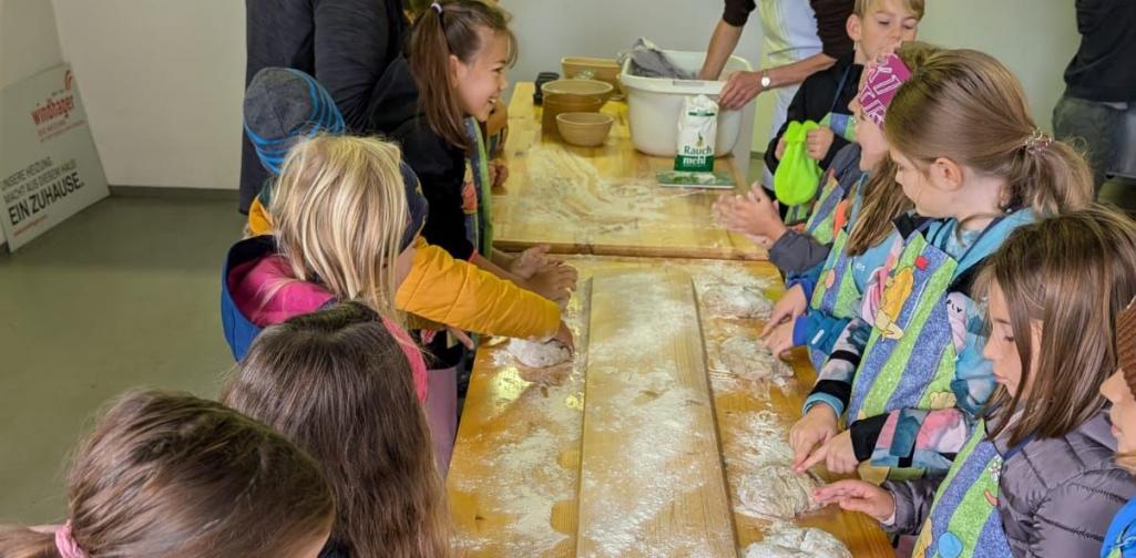 3. Klasse beim Brot backen in Hatting
