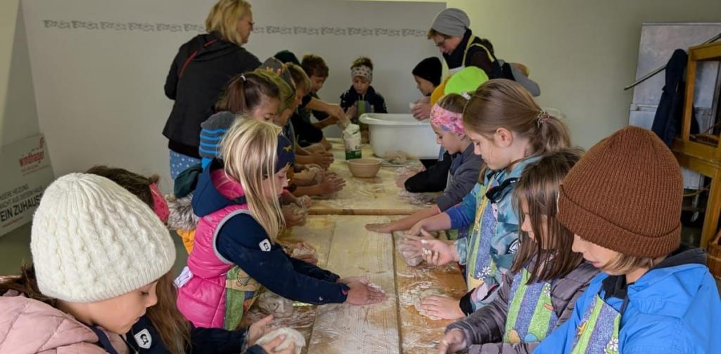 3. Klasse beim Brot backen in Hatting