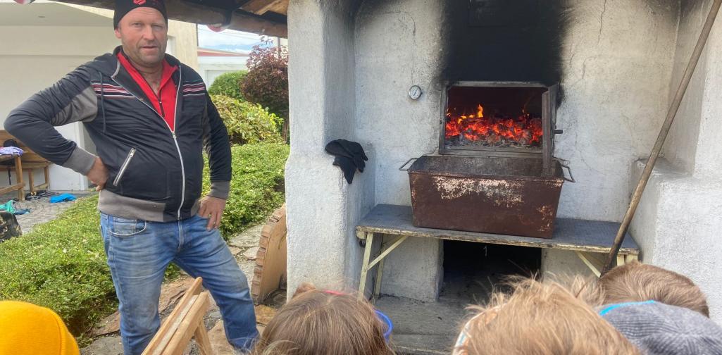 3. Klasse beim Brot backen in Hatting