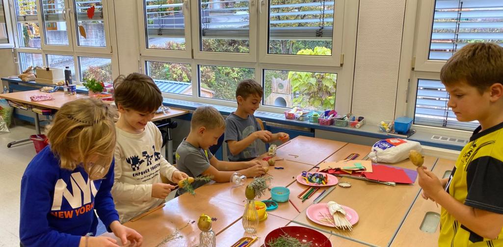 2b Klasse beim Basteln