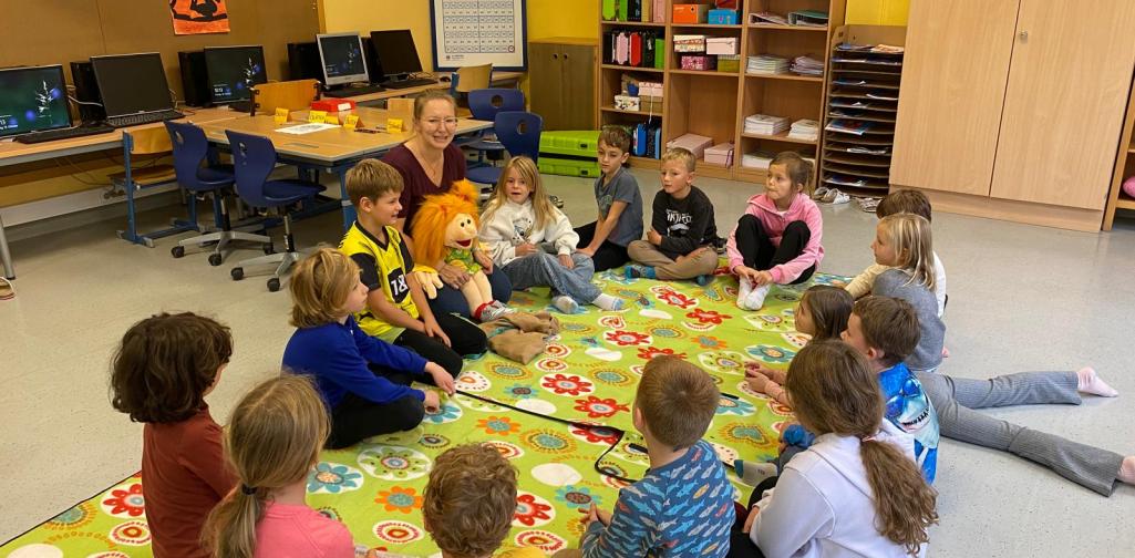 2b Klasse im Sitzkreis