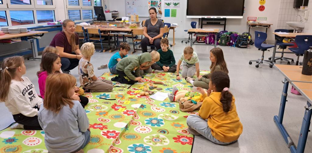 2a Klasse im Sitzkreis