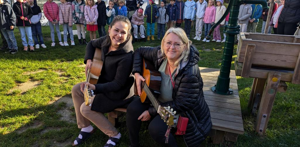Frau Lehrerin Sarah Haid und Birgit Lampert