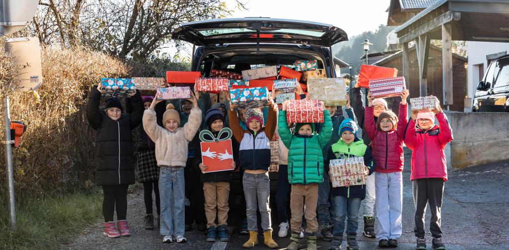 Kinder mit Weihnachtspackerl
