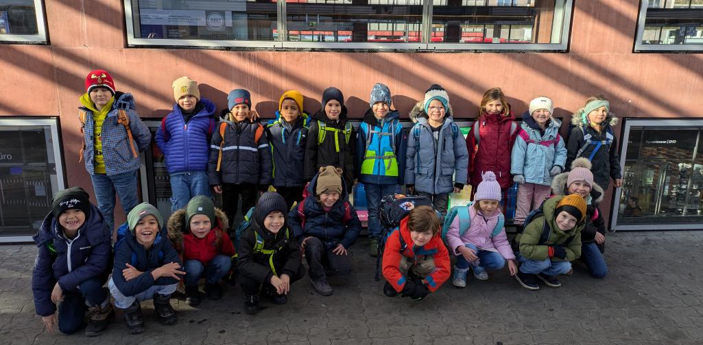 Gruppenfoto am Bahnhof