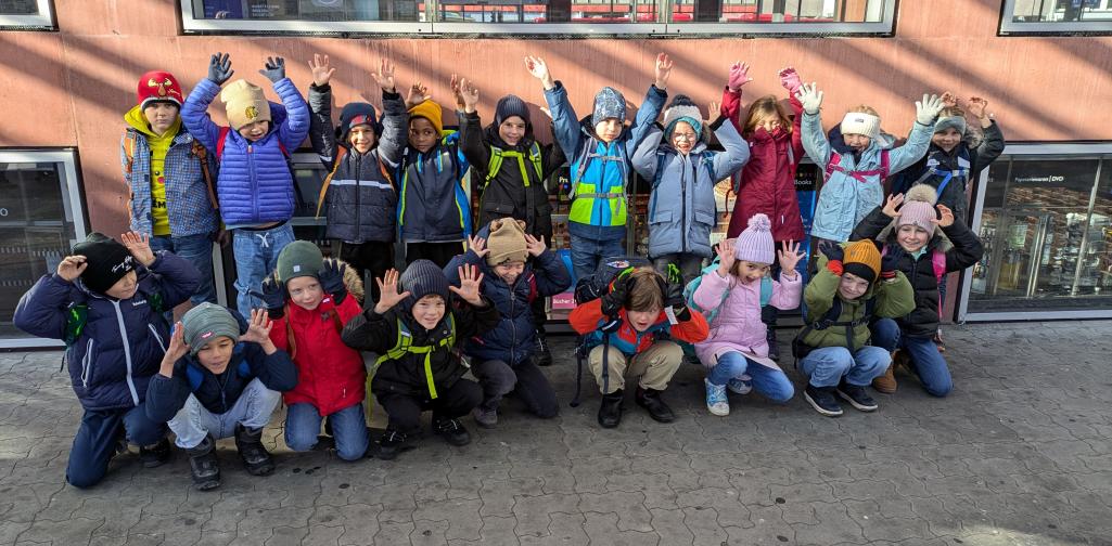 Gruppenfoto am Bahnhof