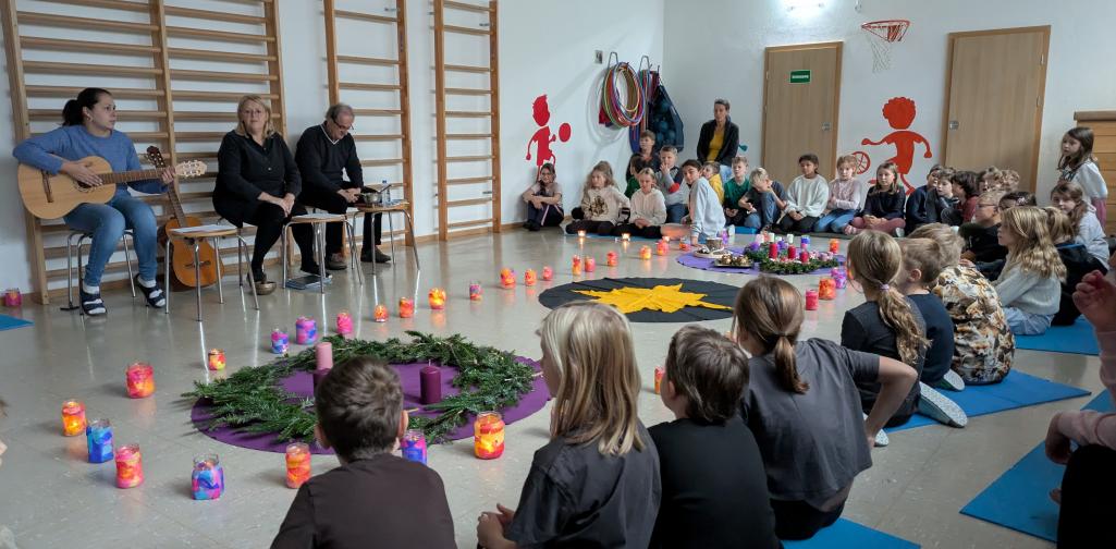 Schulkinder im Bewegungsraum