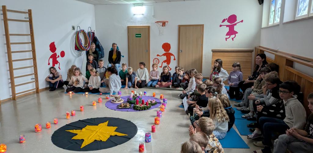 Schulkinder im Bewegungsraum