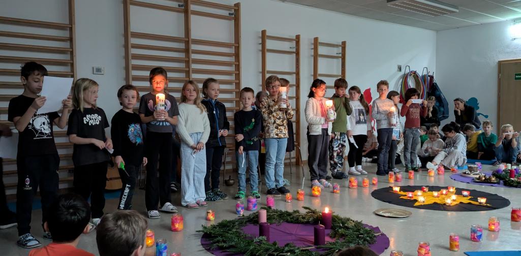 Schulkinder im Bewegungsraum